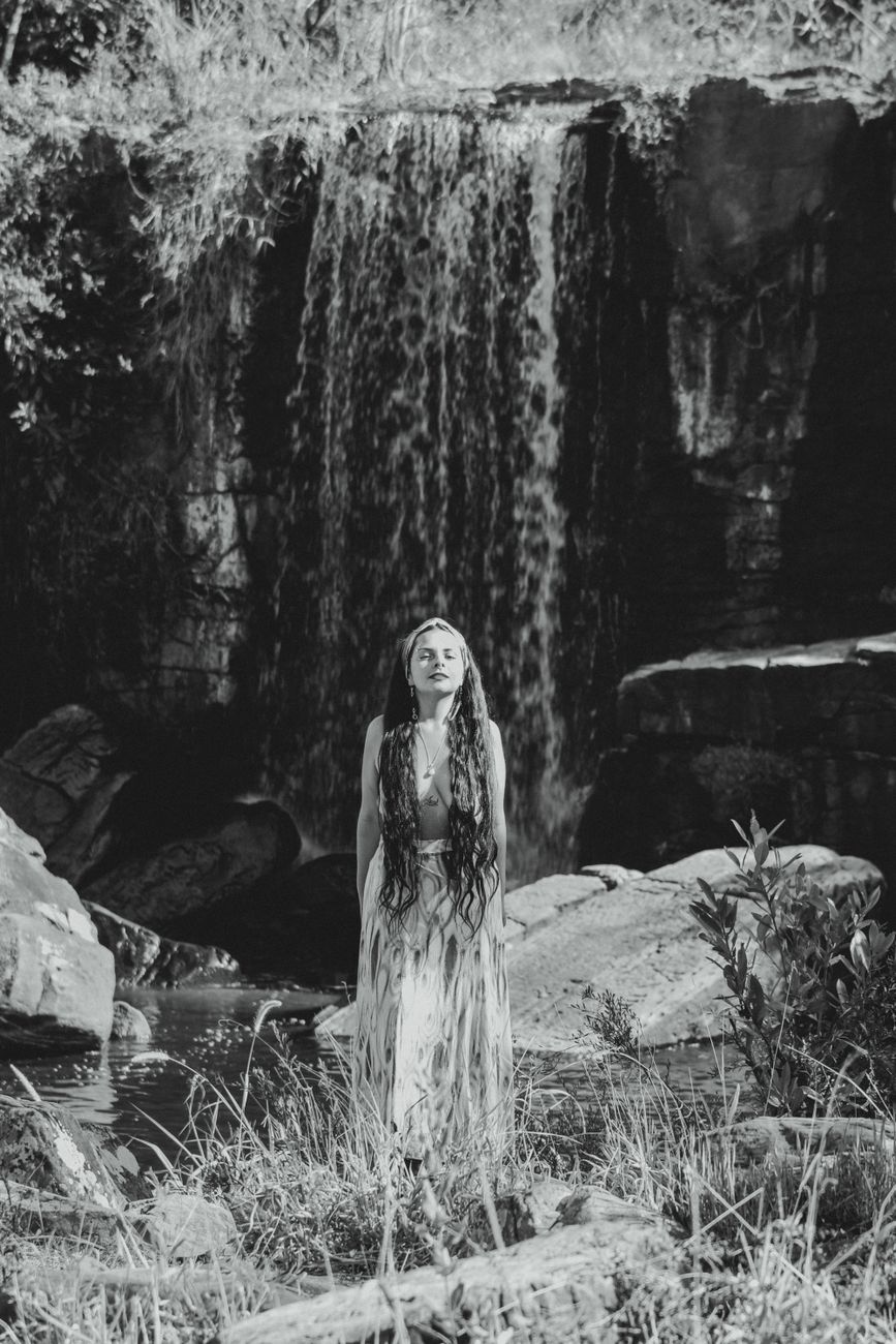 Fotógrafo contemplando cachoeira no cerrado brasileiro