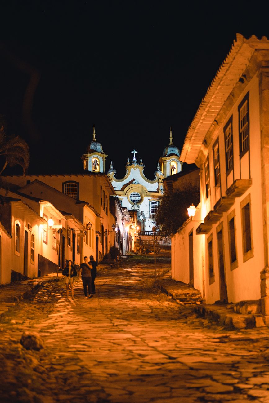Ruas de pedra e arquitetura barroca em Minas Gerais
