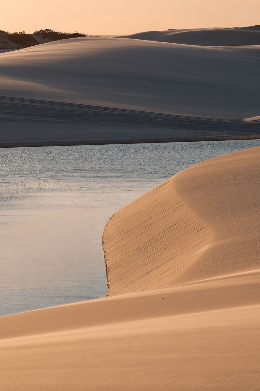 Paisagem exuberante e natureza selvagem do Brasil ao entardecer
